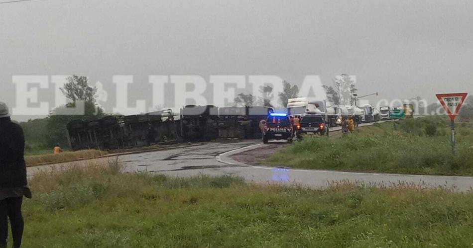 Volcoacute un camioacuten con acoplado en la Ruta 9