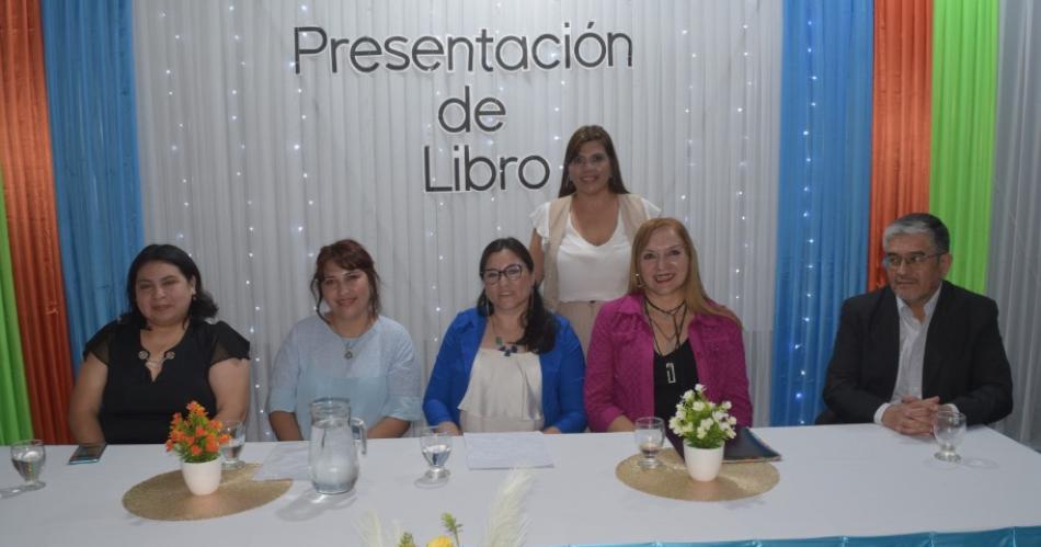 La escritora loretana Fabiana Leiva presentoacute su libro Leer para reiacuter