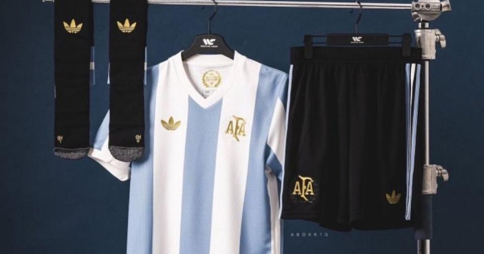 En detalle- miraacute la nueva camiseta que usa la Seleccioacuten Argentina para enfrentar a Peruacute