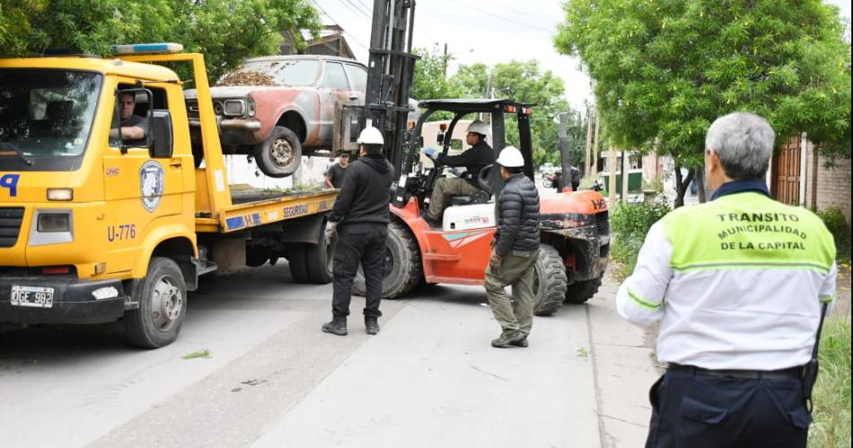 Personal de Traacutensito y la Policiacutea comenzaron a retirar vehiacuteculos abandonados en la viacutea puacuteblica