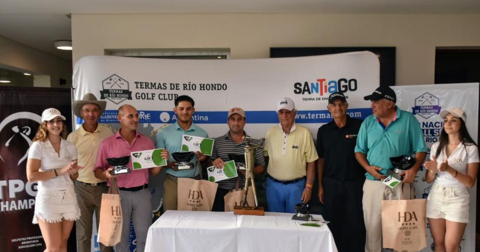 Jugadores de todo el paiacutes disfrutan en el Termas de Riacuteo Hondo Golf Club del Torneo Nacional Four Ball Senior