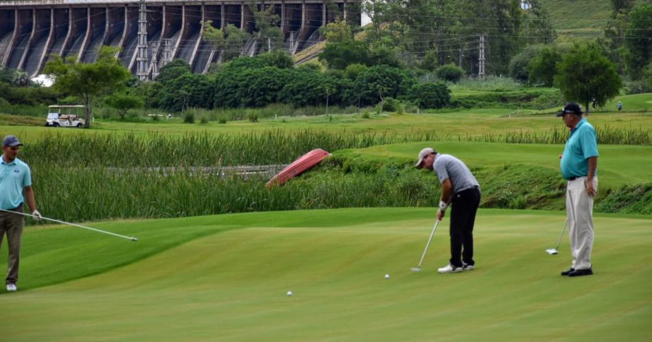 Jugadores de todo el paiacutes disfrutan en el Termas de Riacuteo Hondo Golf Club del Torneo Nacional Four Ball Senior