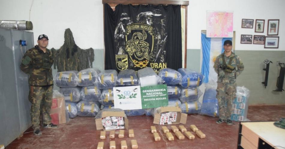 Gendarmeriacutea decomisa marihuana cocaiacutena hojas de coca y cigarrillos abandonados en dos operativos