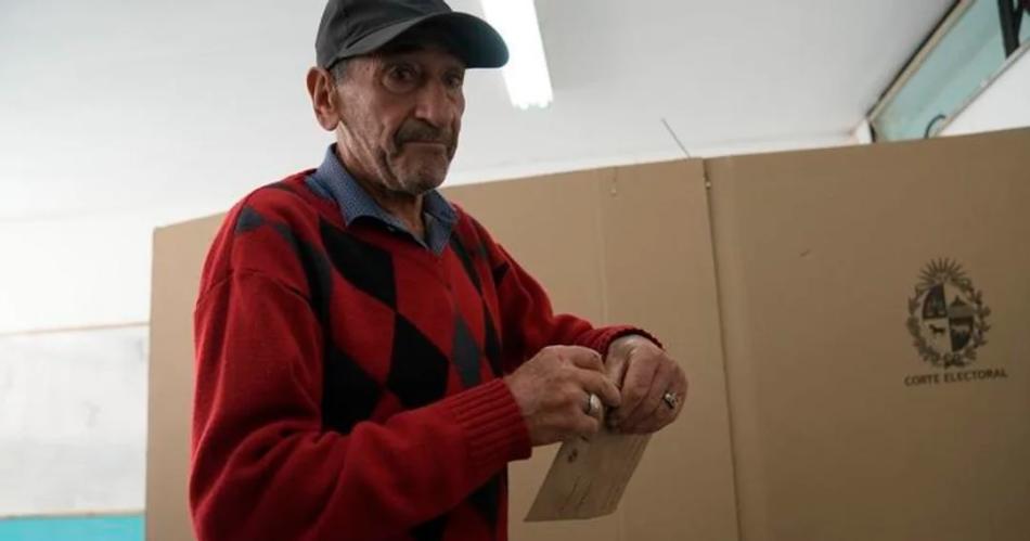 Maacutes de 27 millones de uruguayos votan en elecciones presidenciales decisivas