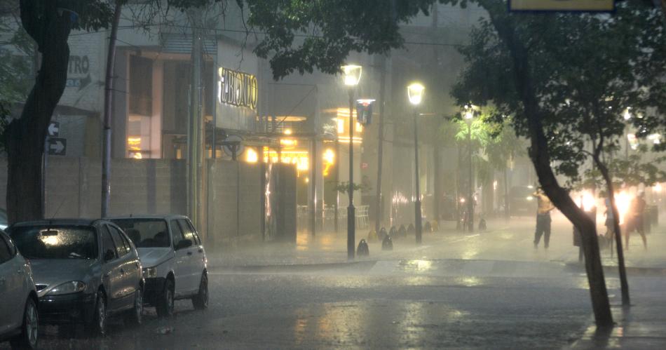 Lluvia truenos y relaacutempagos los protagonistas de la noche en la Madre de Ciudades