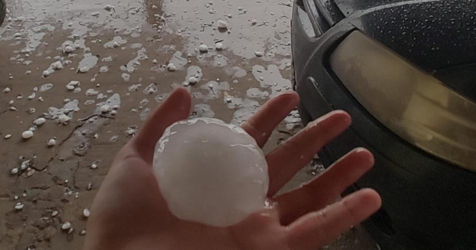 Fuerte tormenta con granizo sembroacute el paacutenico y causoacute graves dantildeos en el interior santiaguentildeo