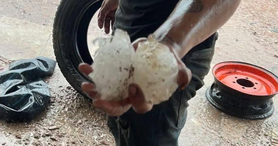 Fuerte tormenta con granizo sembroacute el paacutenico y causoacute graves dantildeos en el interior santiaguentildeo