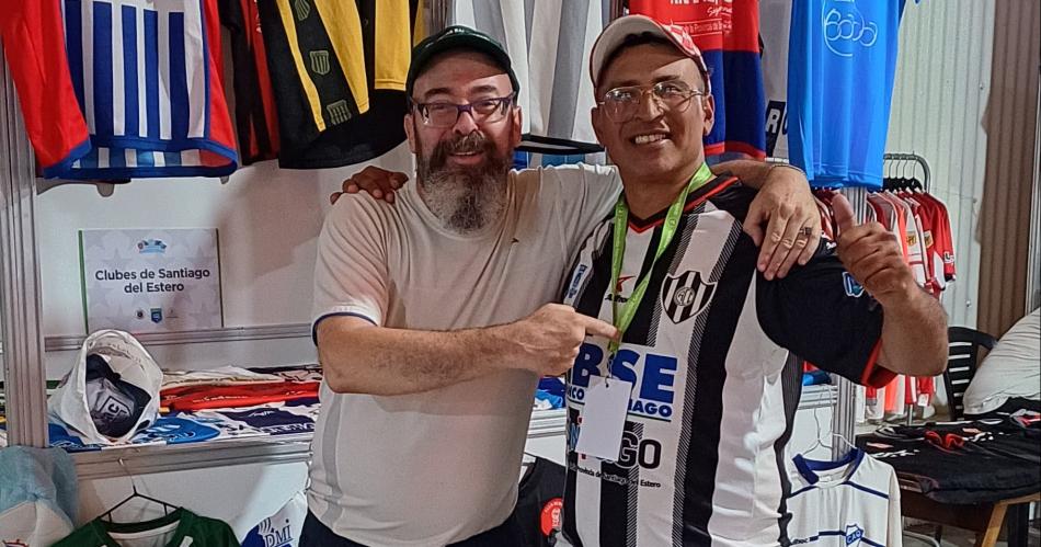 Apasionado del fuacutetbol santiaguentildeo llevoacute su coleccioacuten de camisetas a un encuentro internacional