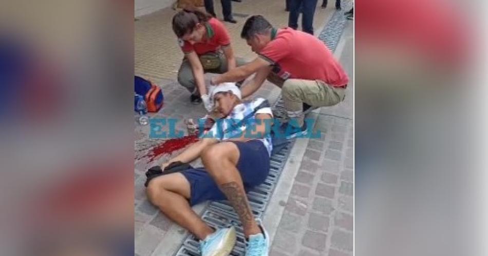 VIDEO Asiacute terminoacute un joven que fue golpeado por otro en plena Peatonal Tucumaacuten