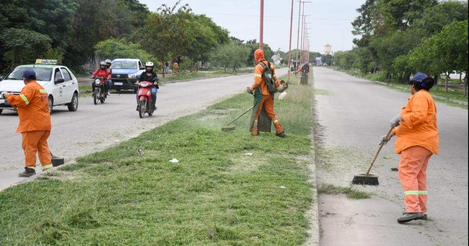 Servicios Urbanos de la Municipalidad realizoacute el desmalezamiento en dos puntos de la Capital