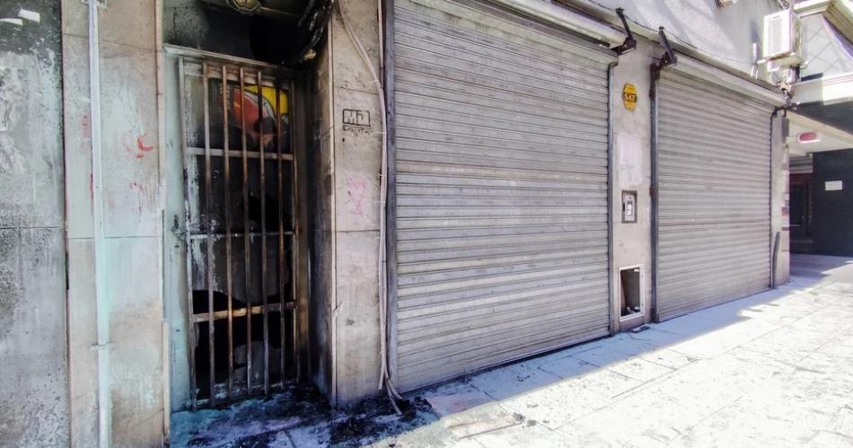 Arrojaron una bomba molotov en la puerta de la Secretariacutea de Nintildeez de Rosario