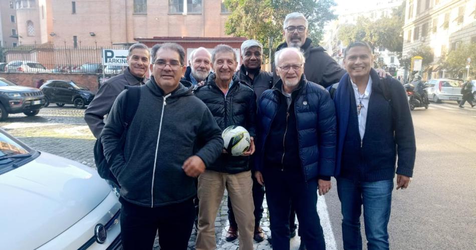 Encuentro de Mons Bokalic con sacerdotes del Clero santiaguentildeo en Roma 