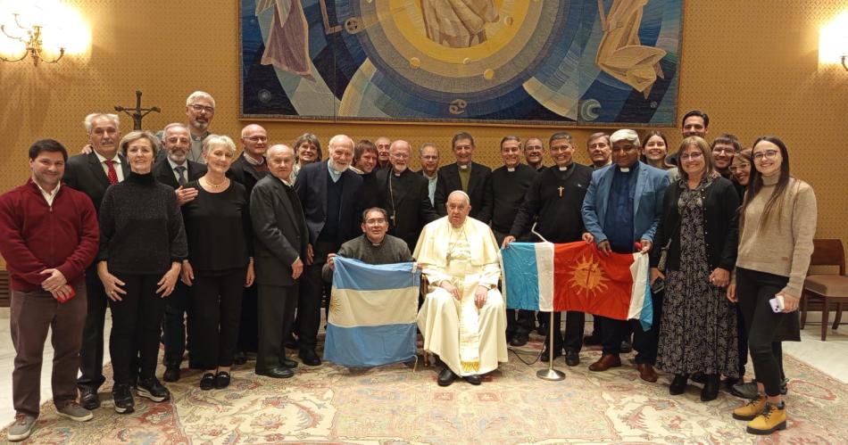 VIDEO  El Papa Francisco recibioacute a los curas santiaguentildeos y pidieron que venga visitar la provincia