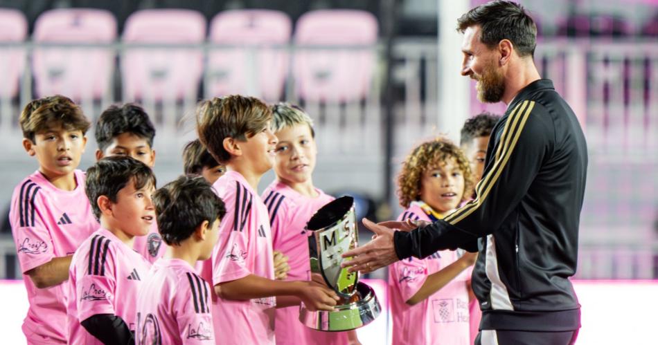 Messi recibioacute el premio MVP de manos de sus hijos