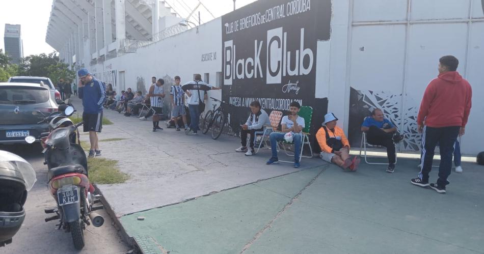 Todo por una entrada- largas filas en Central Coacuterdoba antes del inicio de la venta