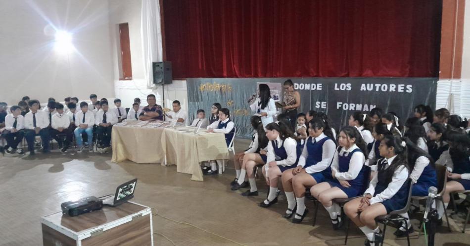 Presentaron el libro Antologiacutea de Sexto un hito educativo en Antildeatuya