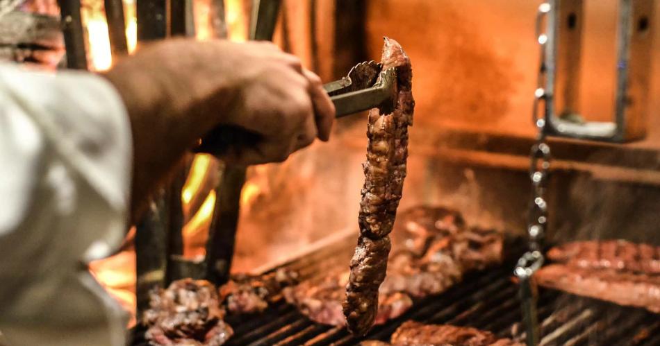 Horror- murioacute un parrillero en pleno restaurante y los empleados fueron obligados a seguir trabajando