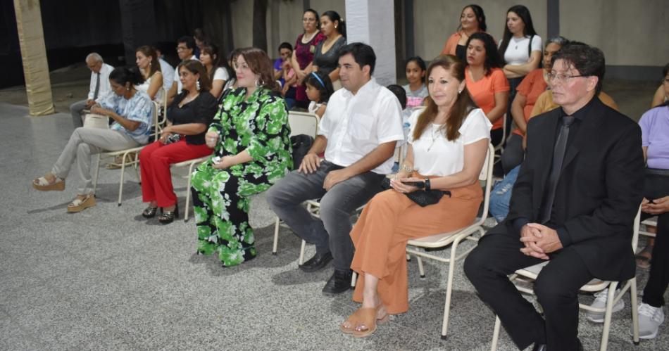 Emotivo acto de egreso en la Escuela Teacutecnica de Fernaacutendez