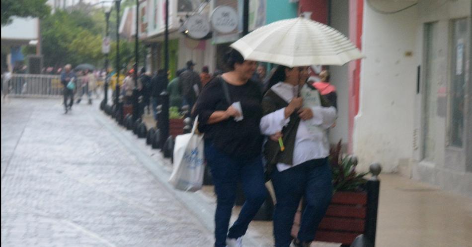 La tormenta podriacutea obligar a los santiaguentildeos a tender la mesa de Nochebuena bajo techo