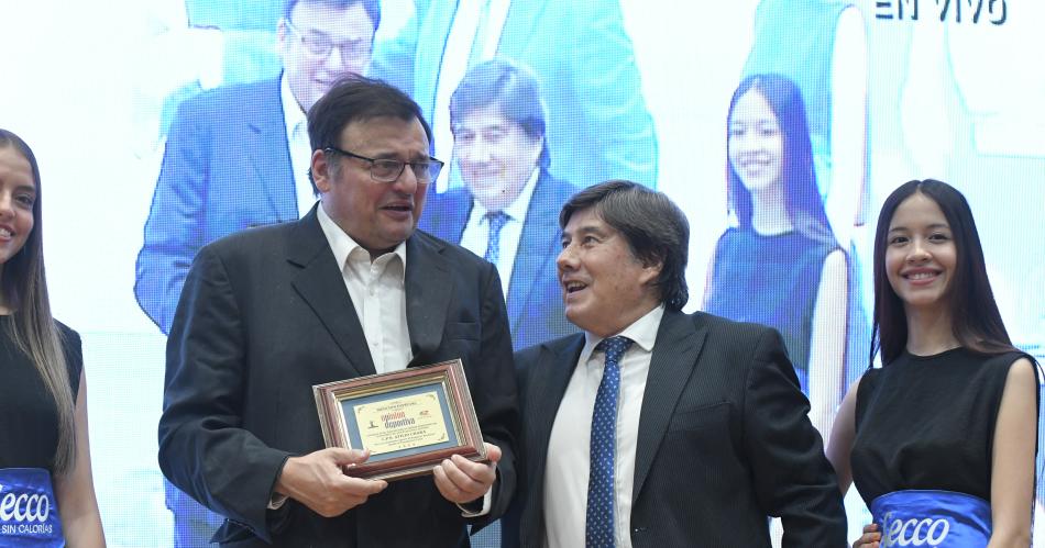 RECONOCIMIENTO Atilio Chara ministro de Economía recibió una plaqueta por su apoyo al deporte