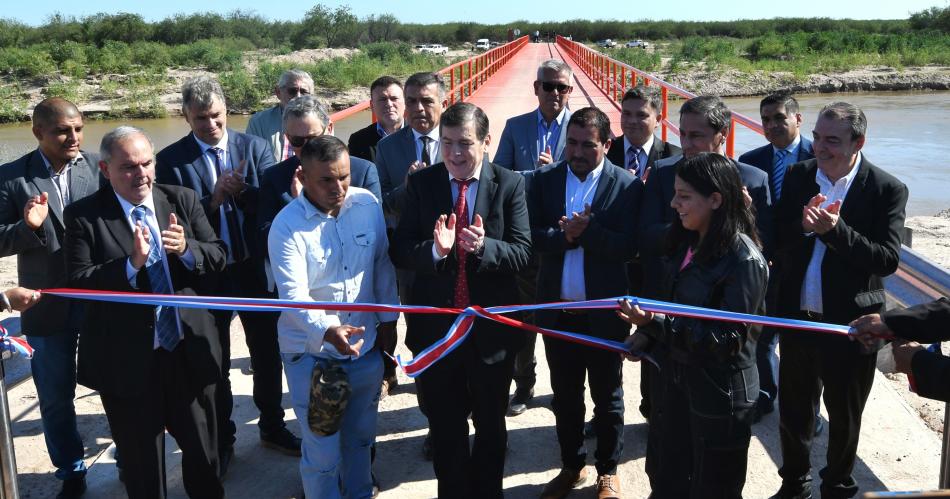 Zamora inauguroacute un puente en Salavina cuadras de pavimento y entregoacute viviendas sociales