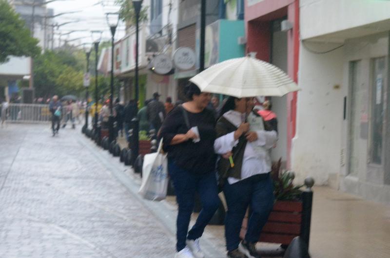 La tormenta podriacutea obligar a los santiaguentildeos a tender la mesa de Nochebuena bajo techo