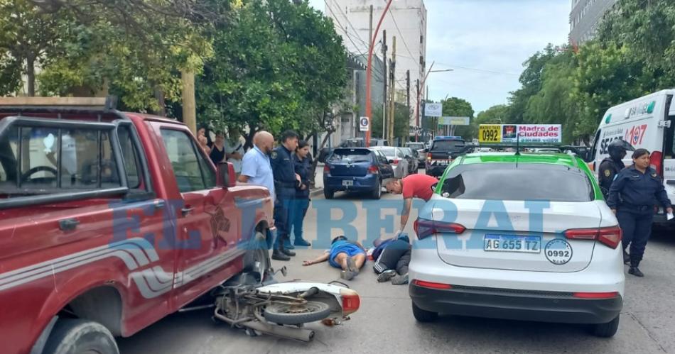 Dos motociclistas sufrieron heridas tras un violento choque con un taxi