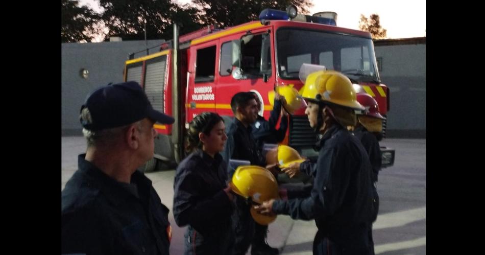 Tras dos antildeos de capacitacioacuten tres joacutevenes se recibieron de Bomberos Voluntarios