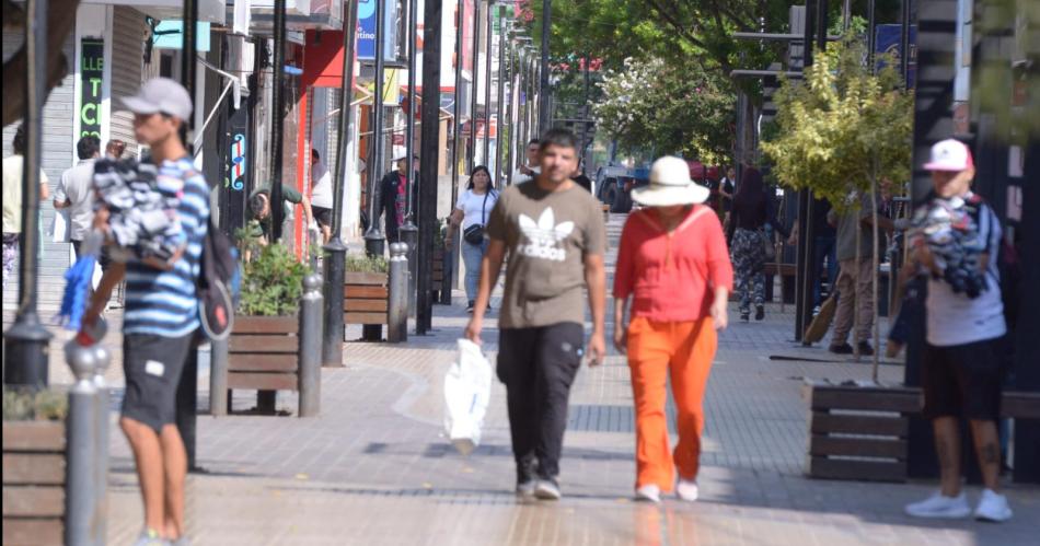 Varios comercios del Centro abrieron sus puertas este domingo