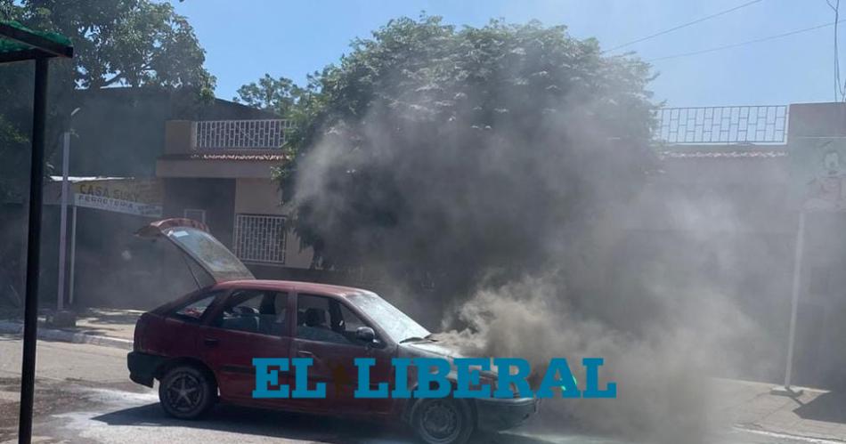 Incendio de un auto a metros de la Municipalidad alteroacute el mediodiacutea de Loreto