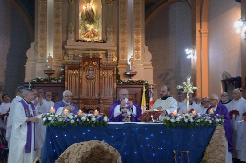 Las iglesias oficiaraacuten misas de Gallo y Navidad para vivir el nacimiento de Jesuacutes con esperanza