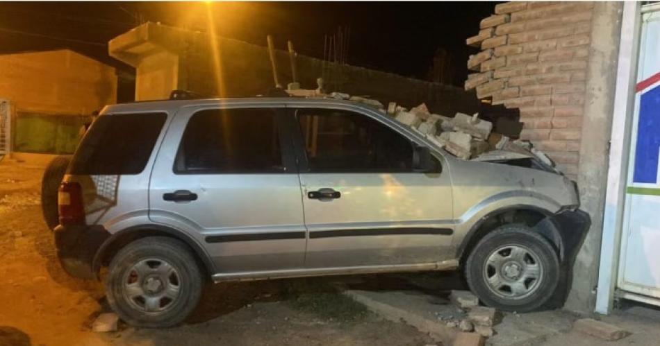 La EcoSport del hombre de 54 años quedó incrustada en el paredón de una casa ubicada en Centenario Neuquén (Foto- Centenario Digital)