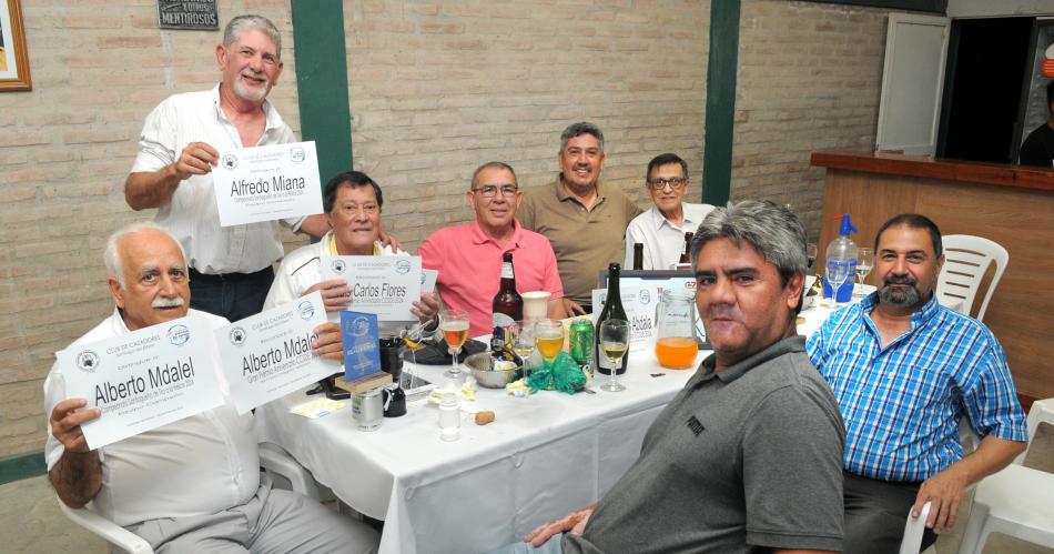 NOCHE DE FESTEJO EN EL CLUB DE CAZADORES