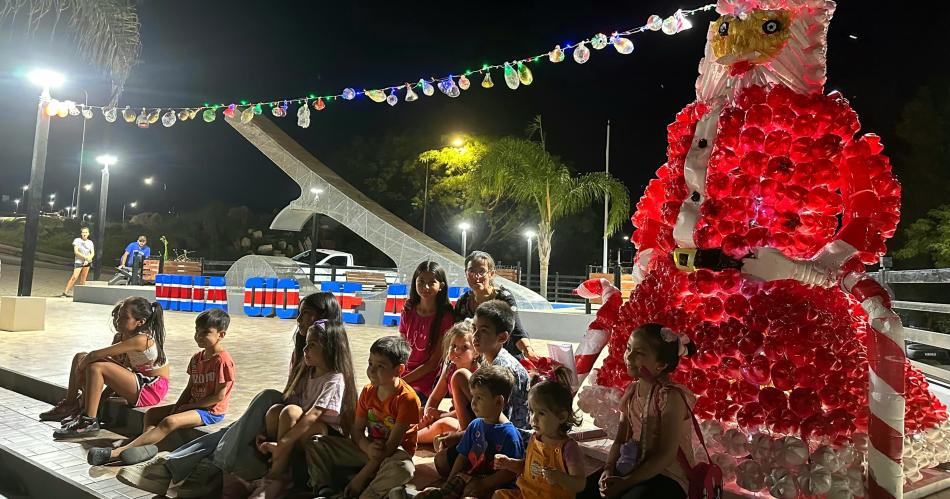 En Villa Ojo de Agua se presentaron adornos navidentildeos con materiales reciclados