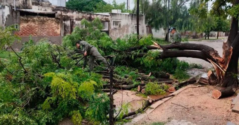 Un fuerte temporal provocoacute severos dantildeos en distintos puntos de Santiago y afectoacute los servicios