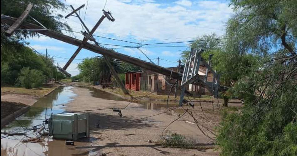 Un fuerte temporal provocoacute severos dantildeos en distintos puntos de Santiago y afectoacute los servicios