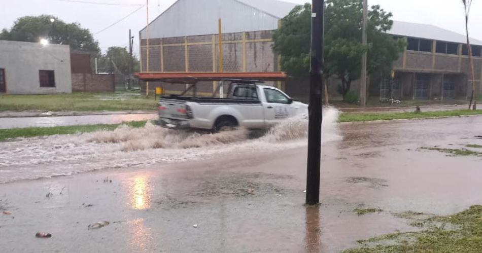 Un fuerte temporal provocoacute severos dantildeos en distintos puntos de Santiago y afectoacute los servicios