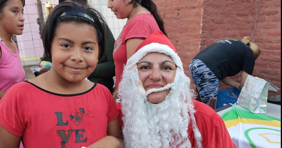 Papaacute Noel del roperito Abrigando Almas  celebroacute una gran Navidad solidaria