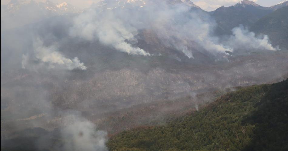 El avioacuten hidrante de Santiago del Estero ya combate el fuego en el Parque Nacional Nahuel Huapi