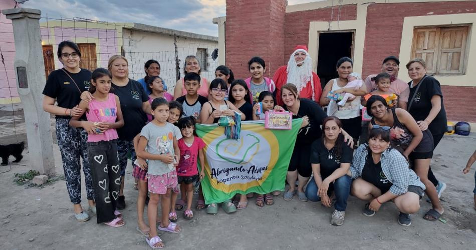 El gran Papaacute Noel del Roperito Abrigando Almas celebroacute una Navidad solidaria en el Municipal