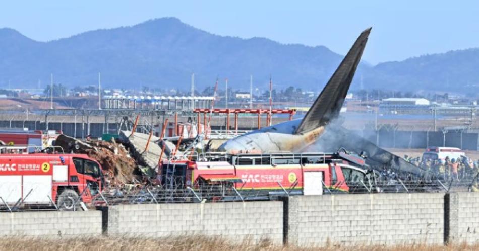 El avión se deslizó por la pista y se estrelló contra un vallado (Foto- Lee Young-juAP)