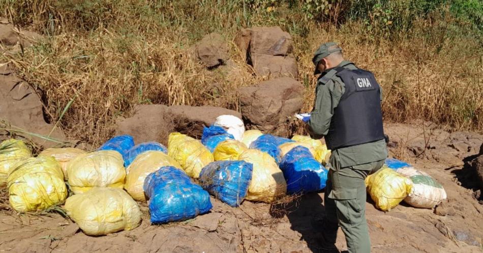 Llevaban sobre los hombros casi 300 kilos de marihuana pero Gendarmeriacutea los sorprendioacute