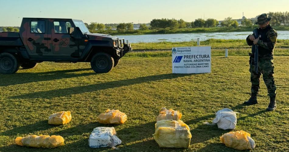 Prefectura Naval Argentina incautoacute kilos de marihuana en la costa del riacuteo Paraguay