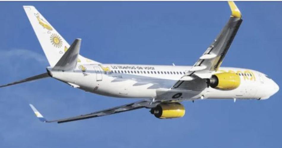 Terror en un vuelo con egresados- se apagoacute un motor del avioacuten de Flybondi