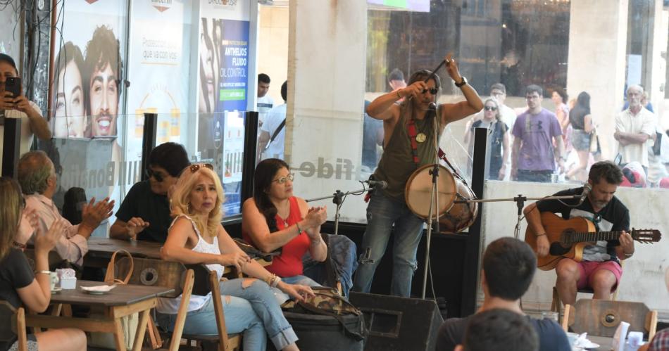 FOTOS  Artistas santiaguentildeos despiden el antildeo en el centro y el Mercado Armoniacutea