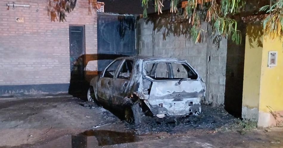 Un Fiat Palio se convierte en antorcha en pleno barrio Saint Germain