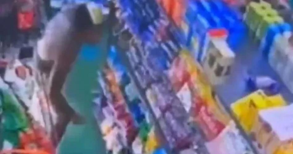 TERRIBLE VIDEO  Trapitos se desafiaron a muerte con cuchillos dentro de un kiosco