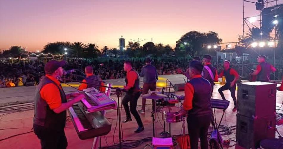 Multitudinario inicio del Festival de la Tradicioacuten Ciudad de Antildeatuya