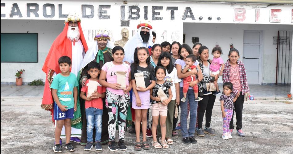 Sin descanso- A pesar del calor los Reyes Magos queriacutean estar presentes en todos los parajes