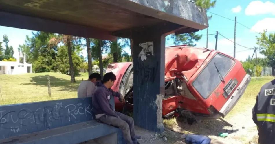 Chocoacute su auto contra una parada de colectivos y murioacute- sus acompantildeantes se salvaron de milagro